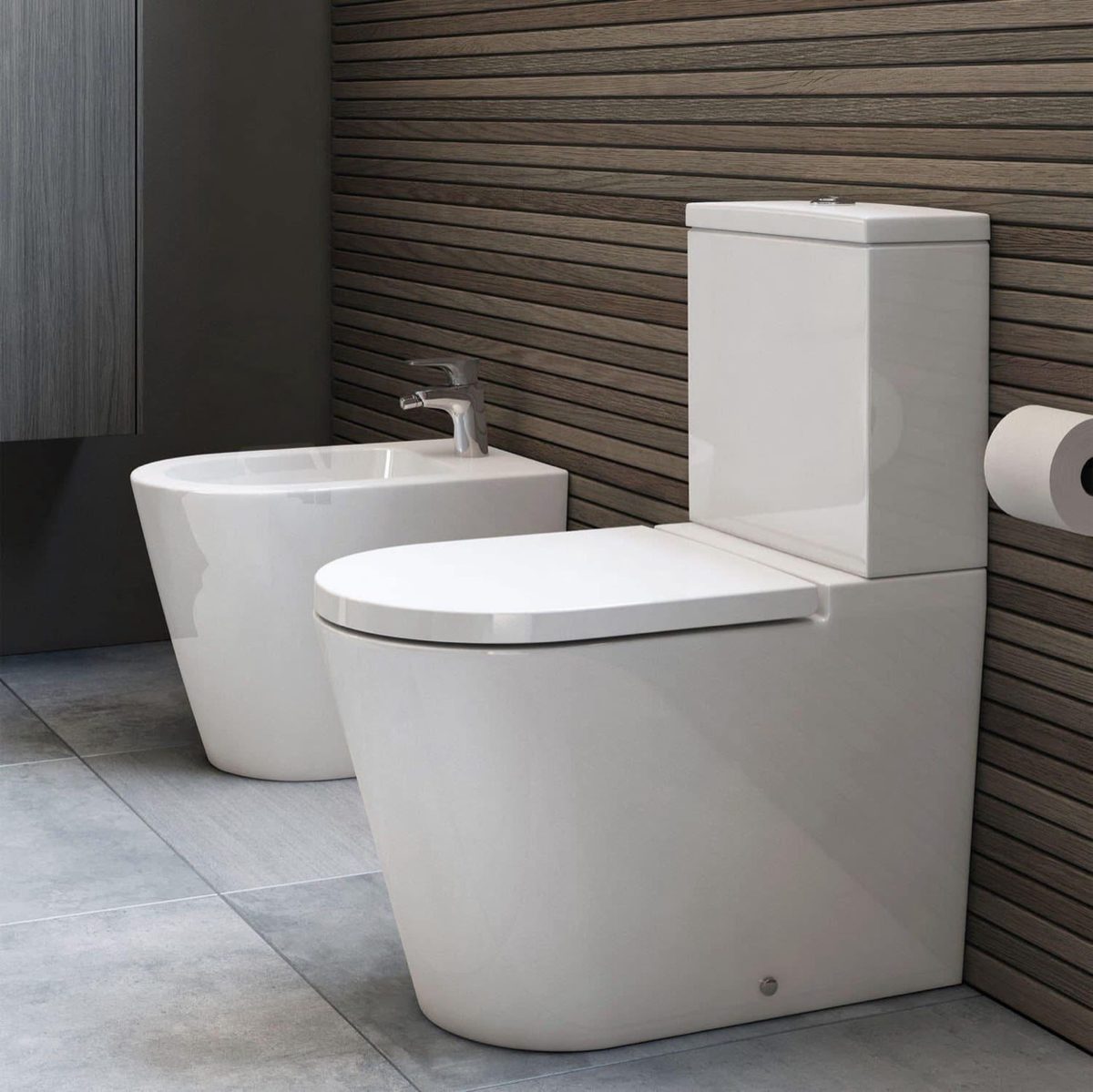 Sanitarios y cisterna instalados en un baño