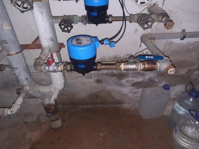 Contadores y llaves de una instalación comunitaria de agua